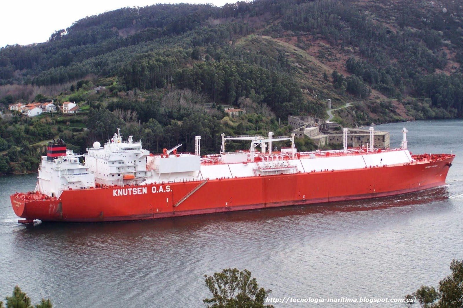 LNG carrier in the Ría de Ferrol