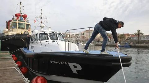 Pilot boat at the pontoon